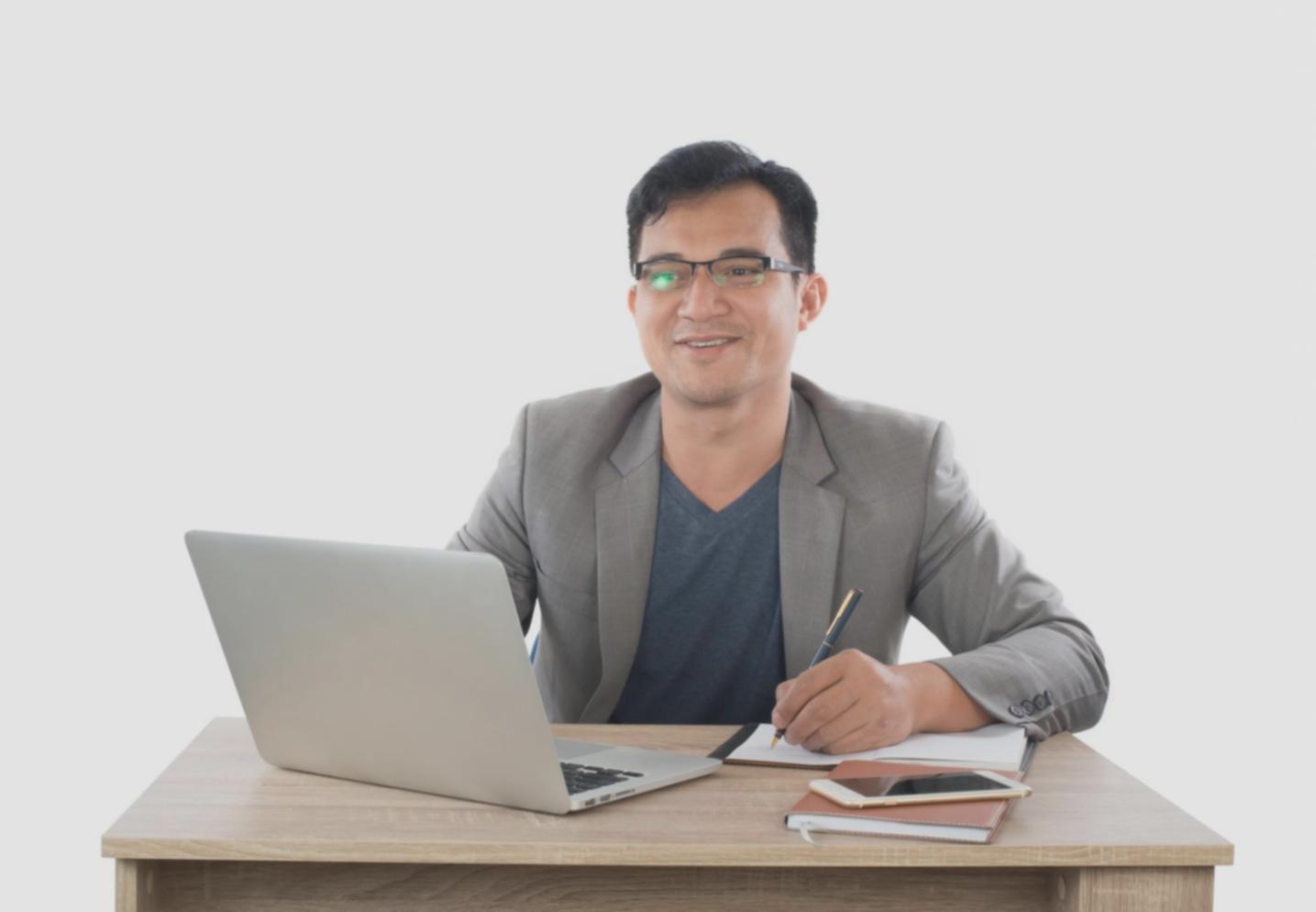 Session de formation financière avec documents et calculatrice
